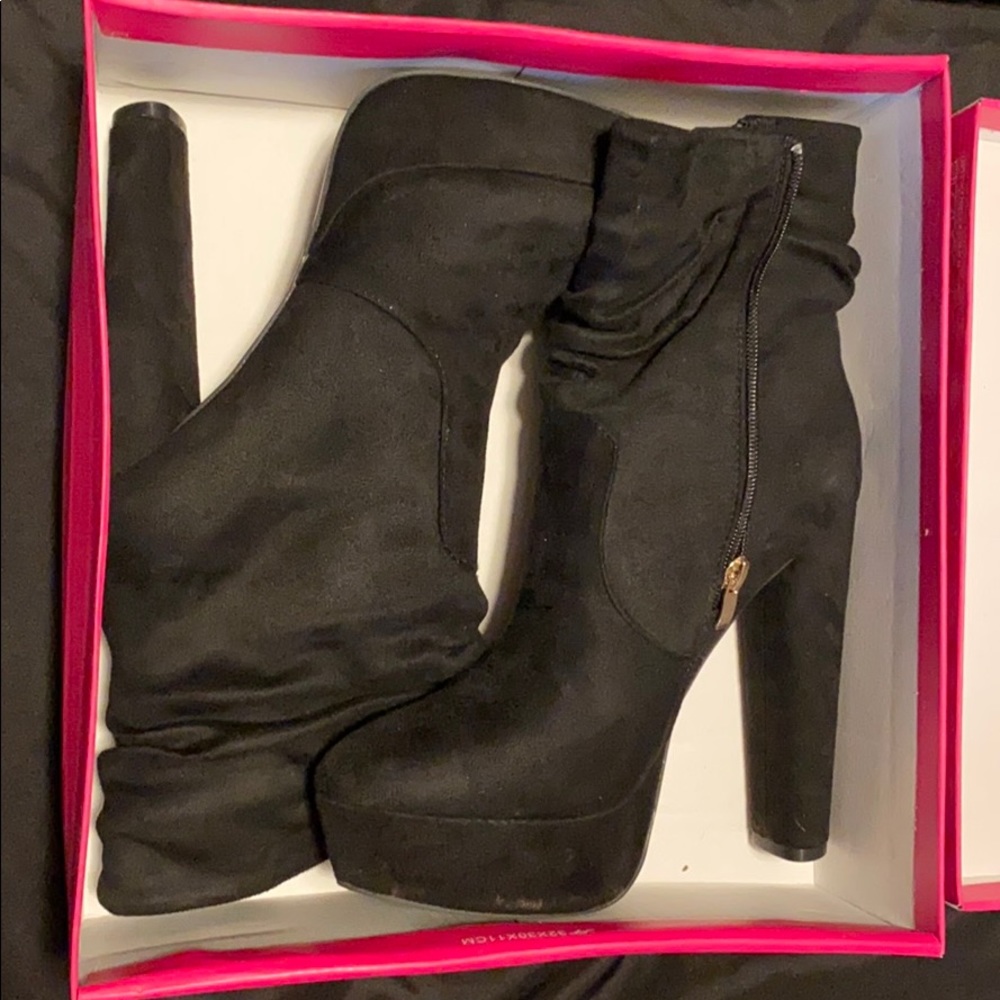 Black boot heals